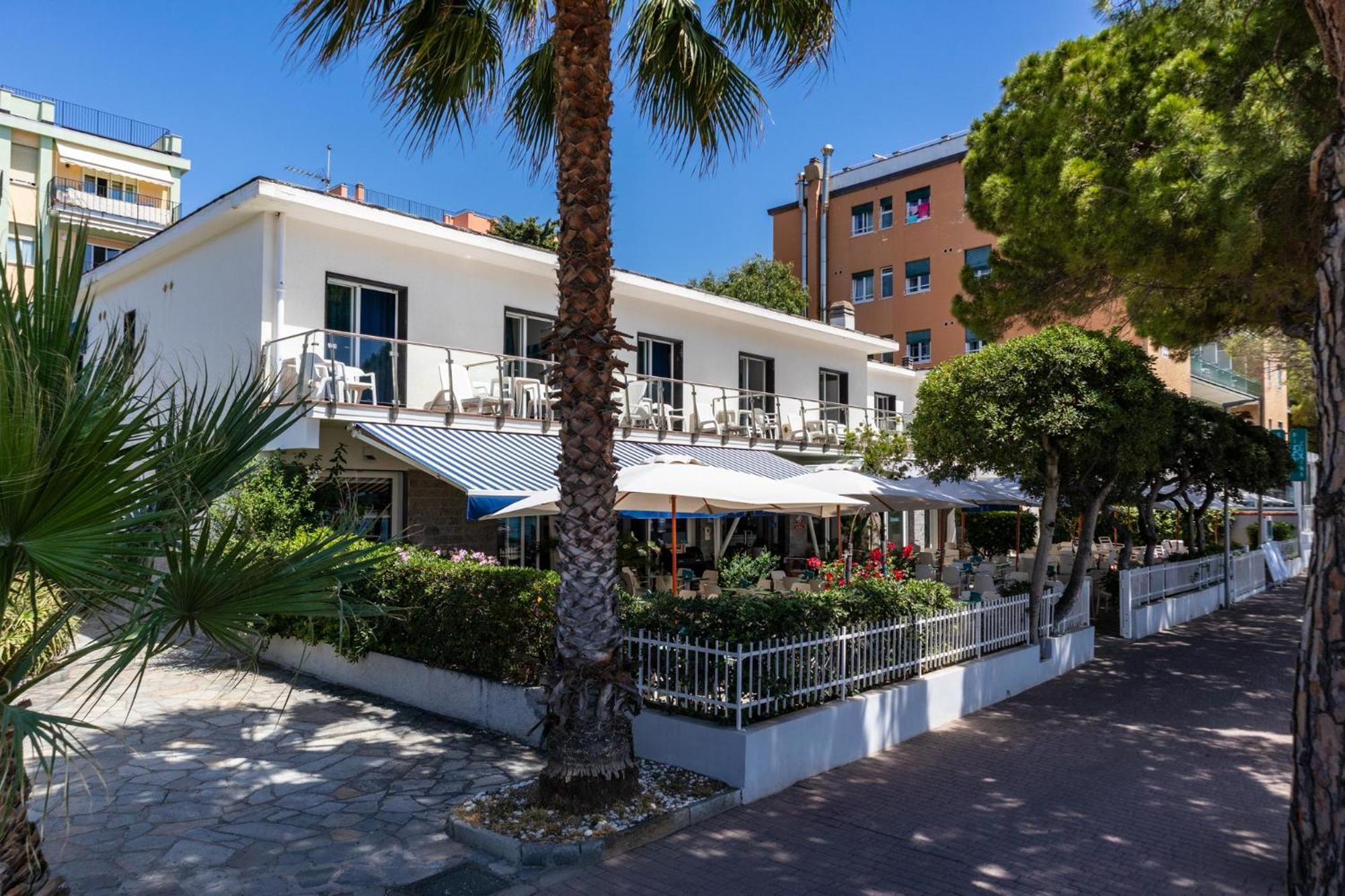 Piccolo Hotel Le Palme San Bartolomeo Al Mare Extérieur photo